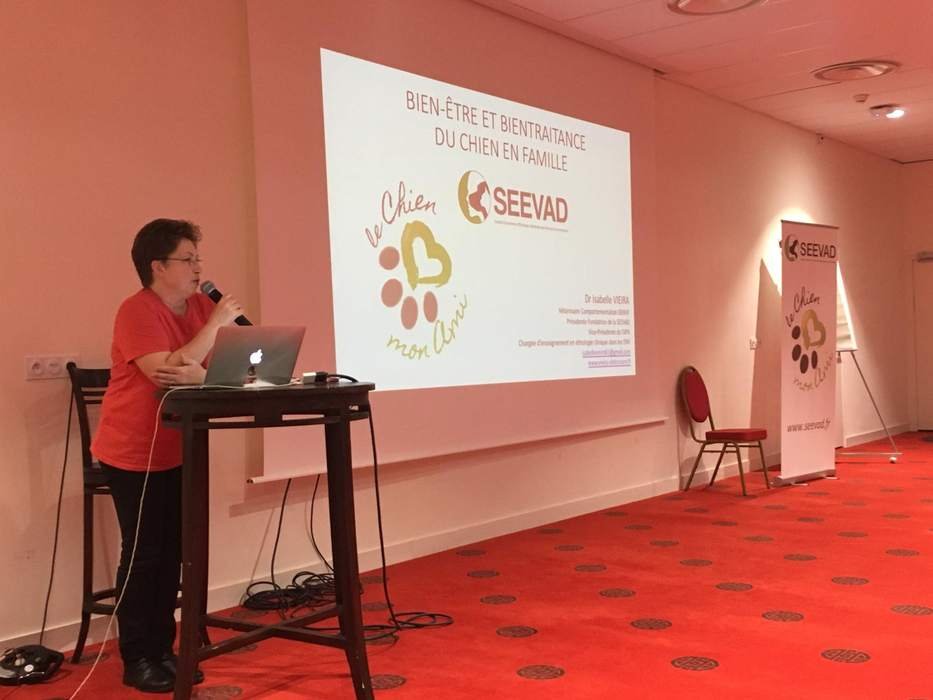 Isabelle parle à une conférence